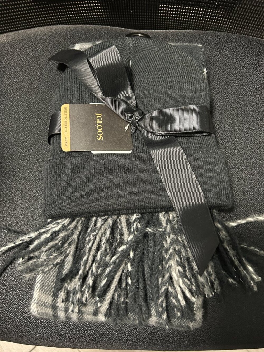 NWT Igloos Beanie And Scarf Set Gray Plaid NWT UniSex